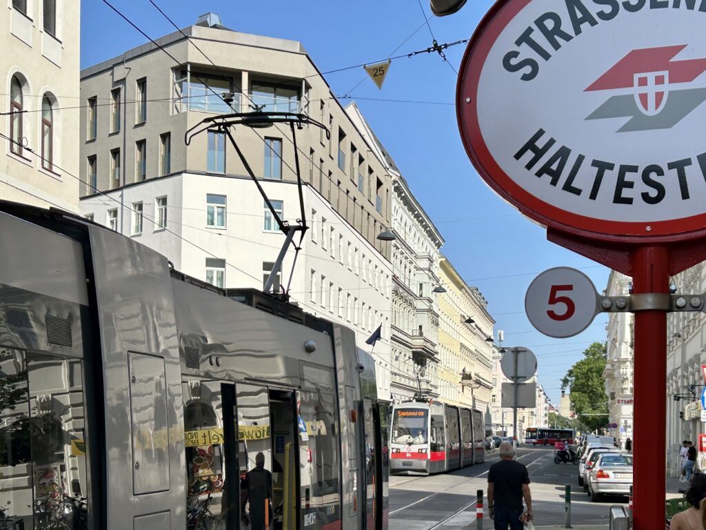 Straßenbahnen der Linie 5 in der Rauscherstraße. 