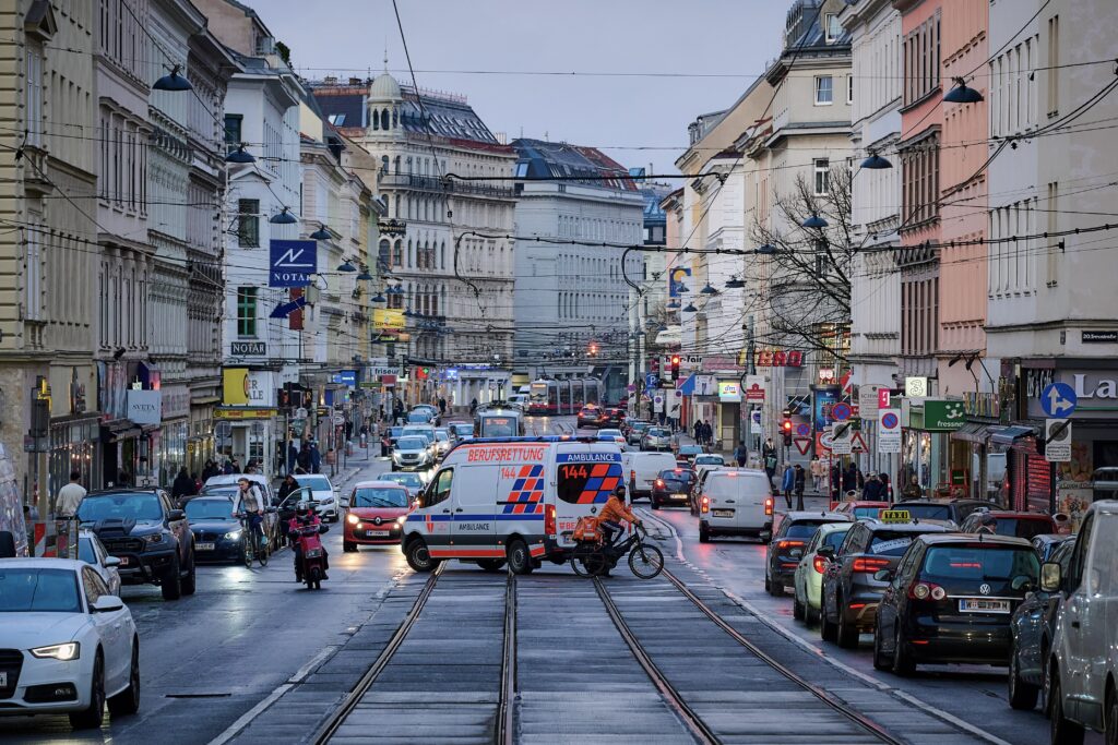 Autos und Straßenbahnen in der Wallensteinstraßé. 