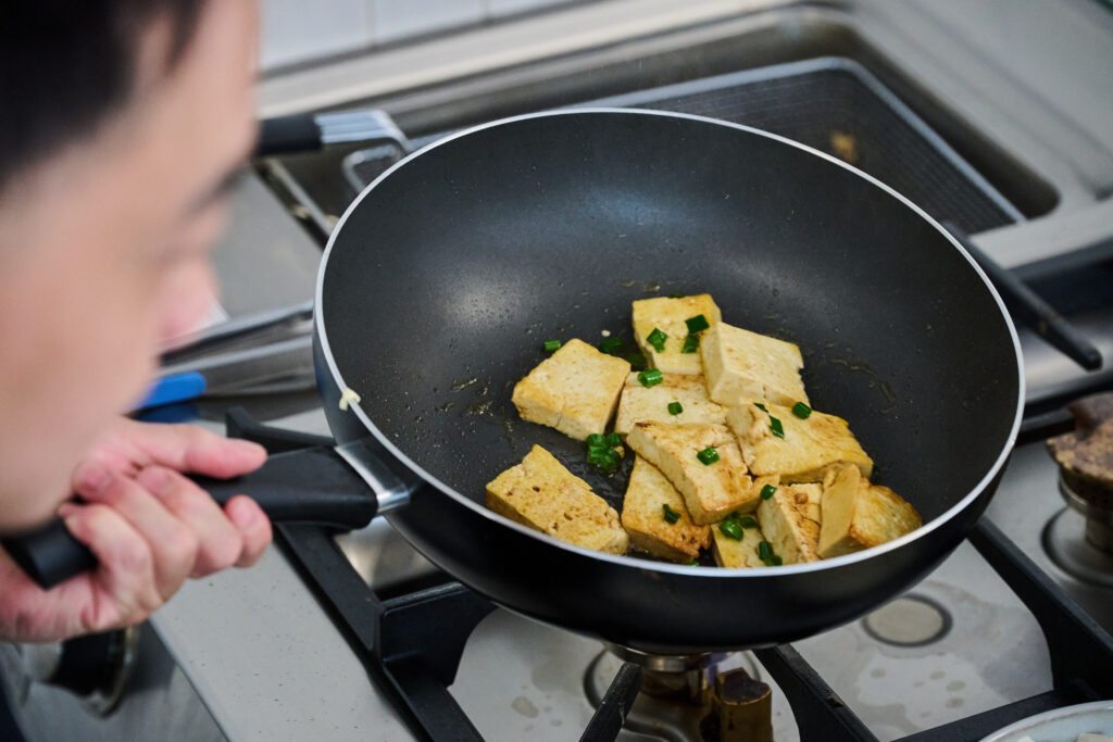 Eine Pfanne mit Tofu in der Tofumanufaktur am Karmelitermarkt