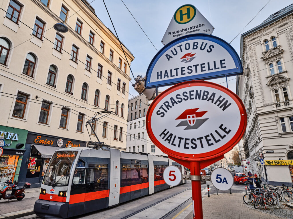 Die Haltestelle Rauscherstraße der Linie 5 der Wiener Linien.