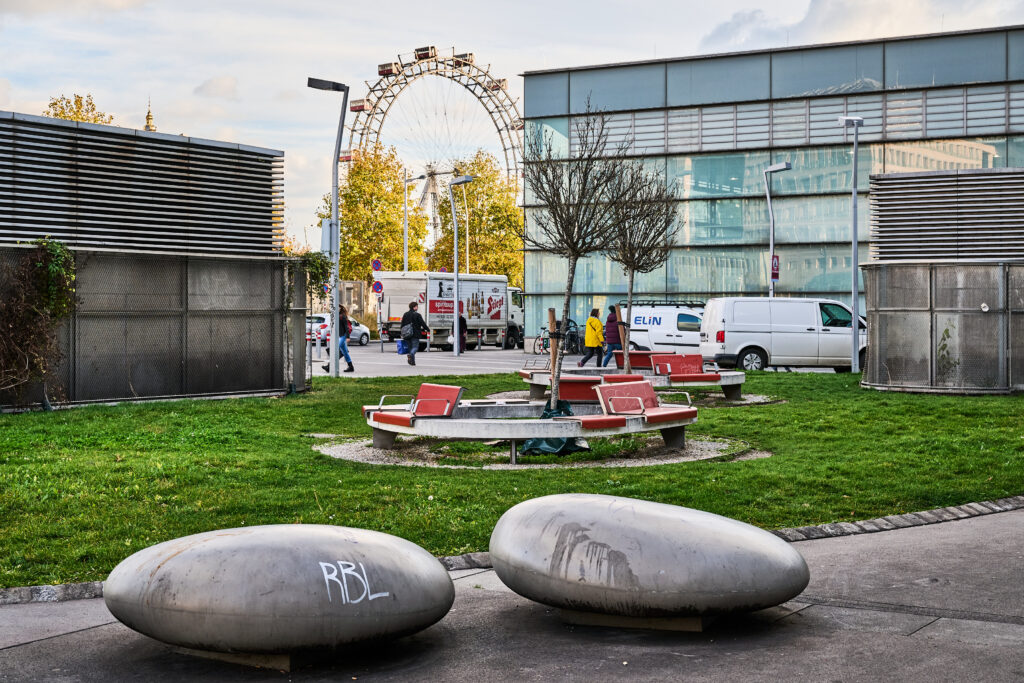 Der neu gestaltete Praterstern mit abgerundeten Steinen und fest verschraubten Sitzbänken.