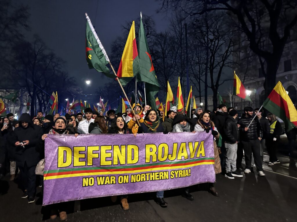 Kurdische Demonstration für das selbstverwaltete Gebiet Rojava auf der Wiener Ringstraße.
