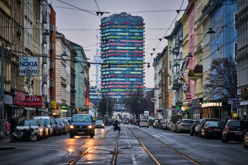 Die Wallensteinstraße Richtung Osten. Im Hintergrund das Hochhaus Momento Living. 