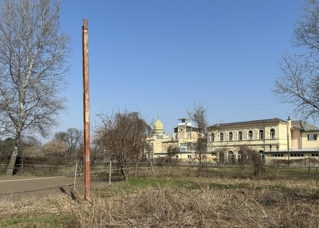 Die Tribünen der Galopprennbahn Freudenau. Im Vordergrund der Platz des ehemaligen Straßenbahn-Bahnhofs.