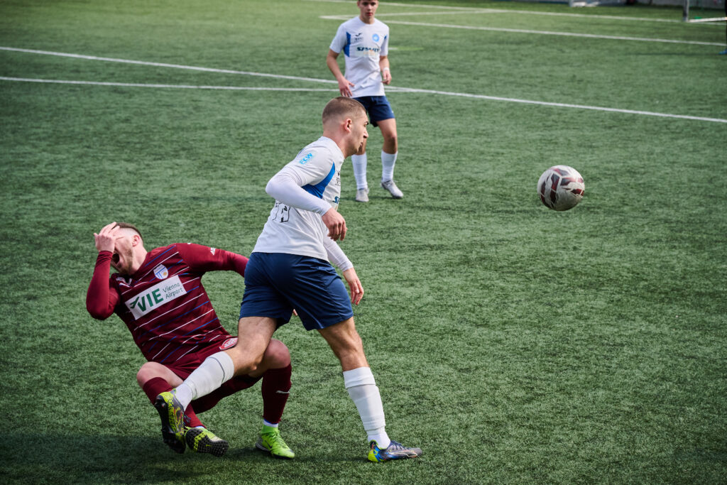 Ein Foul im Spiel WAF gegen Schwechat in der Brigittenauer Gruam.
